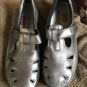 SAS womens 9 1/2 W never worn shoes
